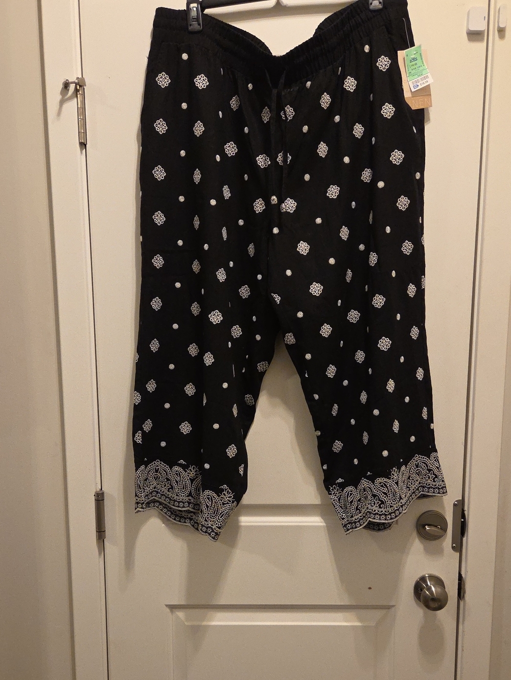 Calligraphie Black And White Print Linen Capris